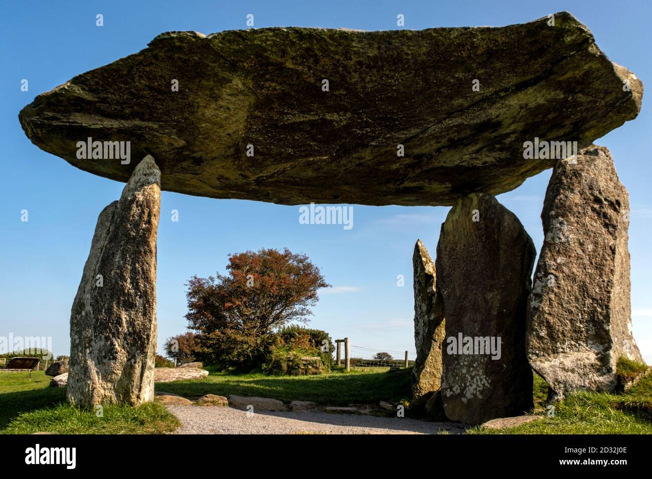 Pentre Ifan Burial Chamber, eines der schönsten Megaliths auf einem Hügel in Wales, mit einem gigantischen 15-Tonnen-Capstone, dem Pembrokeshire Coast National Park. Stockfoto