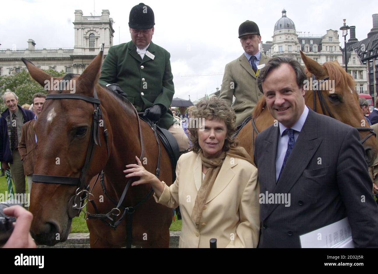 Die ehemalige Sportministerin Kate Hoey und der konservative Abgeordnete für Nord-Wiltshire, James Gray, stehen neben zwei Fahrern in Jagdkleidung, während sie zusammen mit 48 anderen am Mittwoch, 10. Juli 2002, durch das Zentrum von London ziehen, in einer Nachstellung des Protestes der 1949 Bauern gegen Pläne, ihren Sport zu beenden. Unter den Demonstranten wird eines von nur zwei überlebenden Mitgliedern der Piccadilly Hunt sein, die vor mehr als 50 Jahren am ursprünglichen marsch teilgenommen haben. Siehe PA Story POLITIK Jagd. PA Foto: Johnny Green. Stockfoto