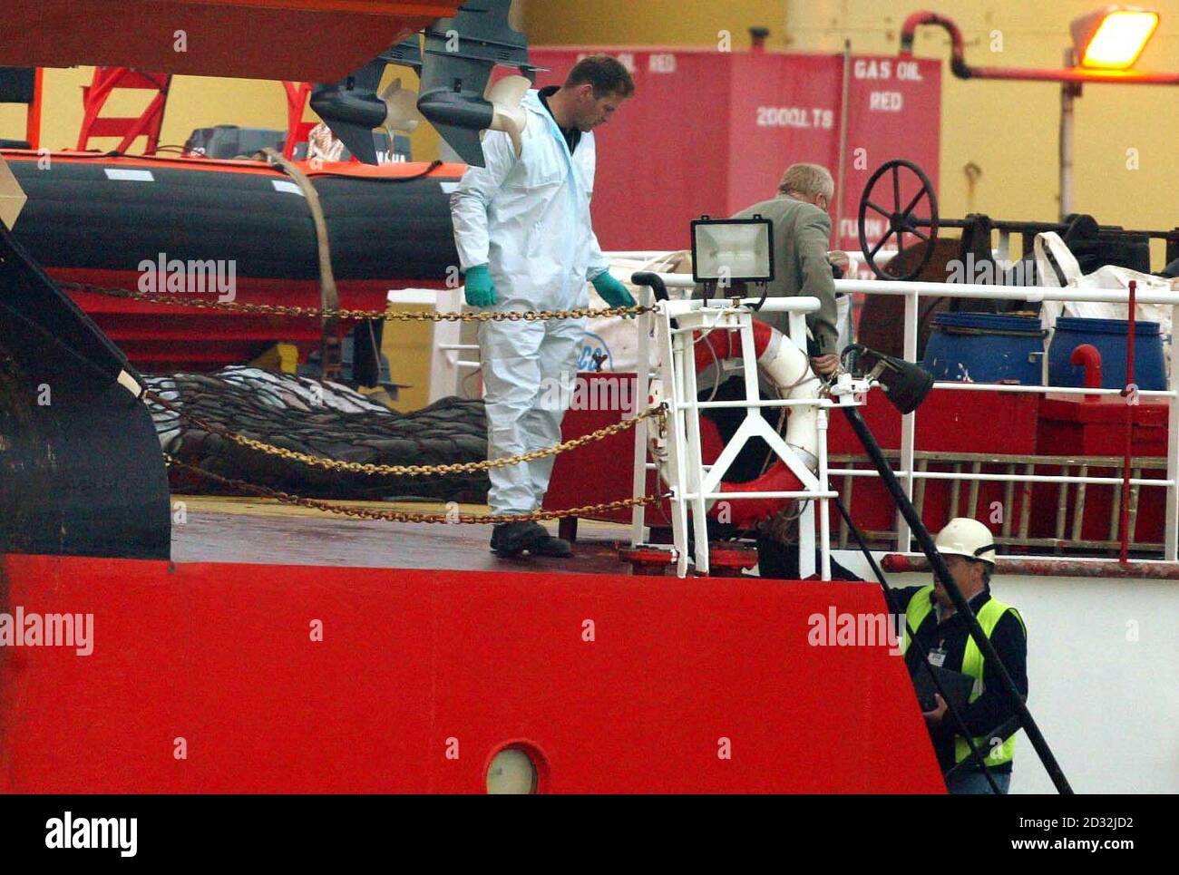Die Polizei forensische Offiziere an Bord des Rig-Support-Schiffes Putford Achilles nach seiner Ankunft in Great Yarmouth glaubten, Körper bei der Suche Operation nach einem Hubschrauber-Absturz in der Nordsee, bei dem elf Menschen tot gefürchtet werden geborgen tragen. * fünf Personen wurden innerhalb von zwei Stunden nach dem Absturz der Sikorsky S76 25 Meilen nordöstlich von Great Yarmouth gefunden, wurden aber als tot bestätigt. Sieben Boote, darunter zwei Rig-Support-Schiffe und eine Mischung aus Rettungsbooten und Küstenwache schnell reagierenden Boote haben über Nacht in einem zwei Meilen Bereich, wo der Hubschrauber kam durchsucht. Stockfoto