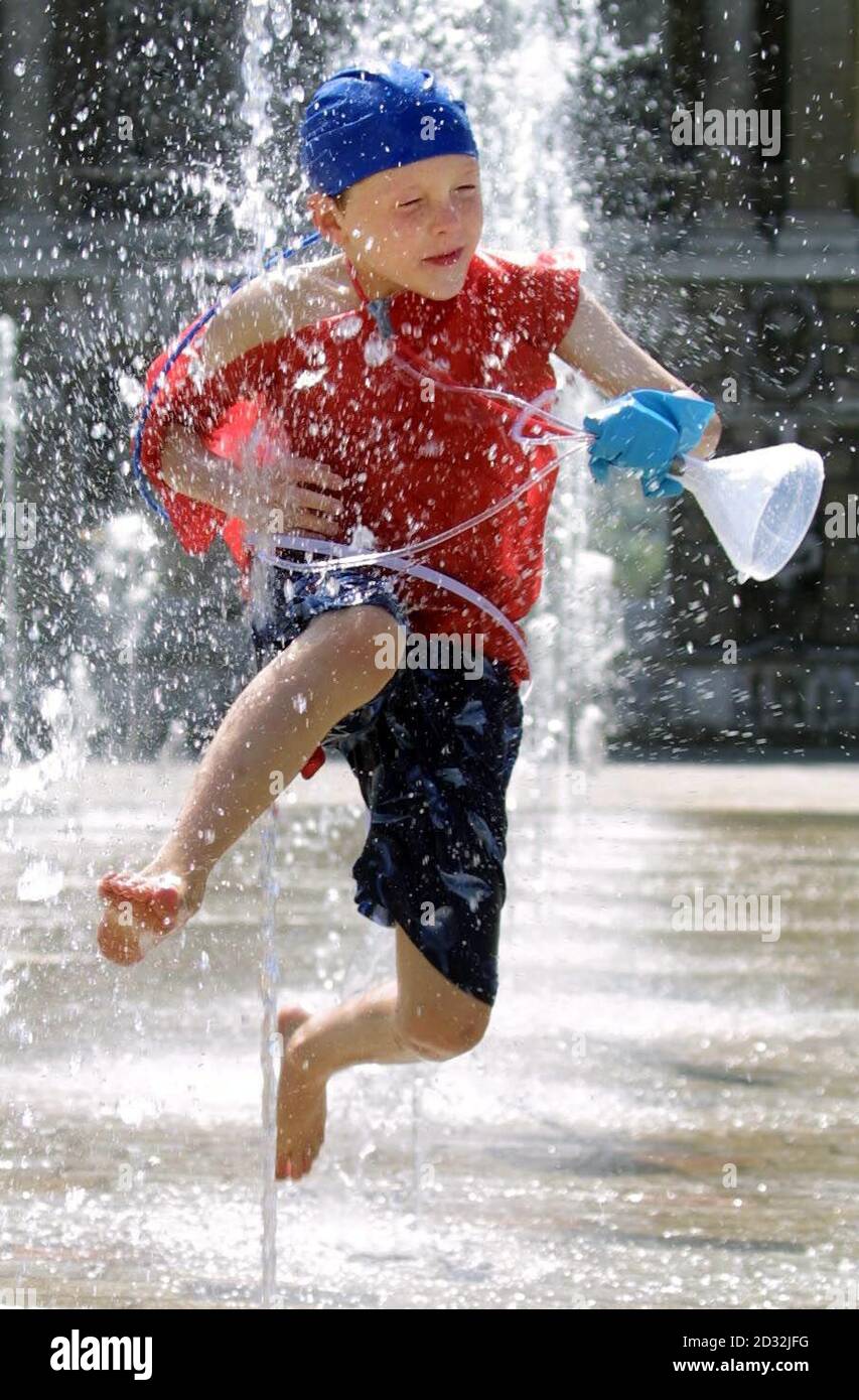 Alden Castlett, 9, ist einer der ersten, der Freizeit, das internationale kostenlose Kunstfestival für Kinder im Somerset House in London, genießt. Unter anderem werden Kinder in den nächsten vier Tagen zusammen mit dem Künstler Jonathan Reid eine Skulptur namens "Water Water Everywhere" mit den Brunnen im Somerset House erschaffen. Stockfoto