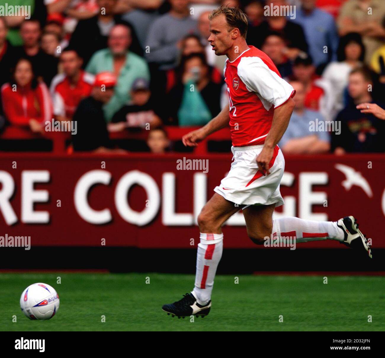 Dennis Bergkamp von Arsenal während der Vorsaison im Broadhall Ground, Stevenage. DIESES BILD KANN NUR IM RAHMEN EINER REDAKTIONELLEN FUNKTION VERWENDET WERDEN. KEINE WEBSITE-/INTERNETNUTZUNG, ES SEI DENN, DIE WEBSITE IST BEI DER FOOTBALL ASSOCIATION PREMIER LEAGUE REGISTRIERT. Stockfoto Dennis Bergkamp von Arsenal während der Vorsaison im Broadhall Ground, Stevenage. DIESES BILD KANN NUR IM RAHMEN EINER REDAKTIONELLEN FUNKTION VERWENDET WERDEN. KEINE WEBSITE-/INTERNETNUTZUNG, ES SEI DENN, DIE WEBSITE IST BEI DER FOOTBALL ASSOCIATION PREMIER LEAGUE REGISTRIERT. Stockfoto