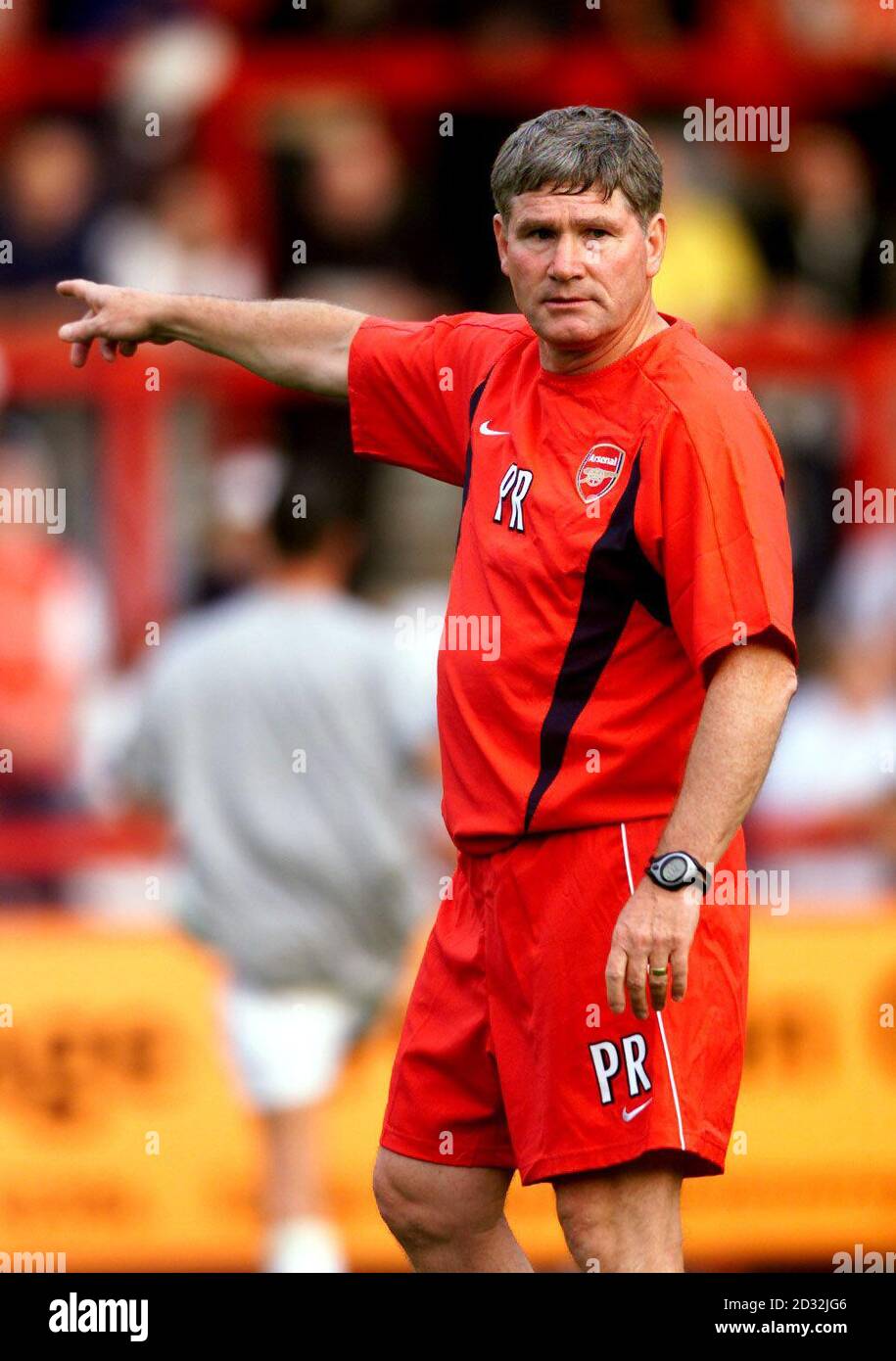 Pat Rice, Arsenal 1. Teamtrainer während der Vorsaison freundlich am Broadhall Ground, Stevenage. DIESES BILD KANN NUR IM RAHMEN EINER REDAKTIONELLEN FUNKTION VERWENDET WERDEN. KEINE WEBSITE-/INTERNETNUTZUNG, ES SEI DENN, DIE WEBSITE IST BEI DER FOOTBALL ASSOCIATION PREMIER LEAGUE REGISTRIERT. Stockfoto Pat Rice, Arsenal 1. Teamtrainer während der Vorsaison freundlich am Broadhall Ground, Stevenage. DIESES BILD KANN NUR IM RAHMEN EINER REDAKTIONELLEN FUNKTION VERWENDET WERDEN. KEINE WEBSITE-/INTERNETNUTZUNG, ES SEI DENN, DIE WEBSITE IST BEI DER FOOTBALL ASSOCIATION PREMIER LEAGUE REGISTRIERT. Stockfoto