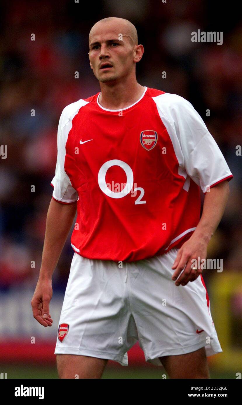 Arsenals Pascal Cygan während der Vorsaison freundlich auf Broadhall Ground, Stevenage. DIESES BILD KANN NUR IM RAHMEN EINER REDAKTIONELLEN FUNKTION VERWENDET WERDEN. KEINE WEBSITE-/INTERNETNUTZUNG, ES SEI DENN, DIE WEBSITE IST BEI DER FOOTBALL ASSOCIATION PREMIER LEAGUE REGISTRIERT. Stockfoto Arsenals Pascal Cygan während der Vorsaison freundlich auf Broadhall Ground, Stevenage. DIESES BILD KANN NUR IM RAHMEN EINER REDAKTIONELLEN FUNKTION VERWENDET WERDEN. KEINE WEBSITE-/INTERNETNUTZUNG, ES SEI DENN, DIE WEBSITE IST BEI DER FOOTBALL ASSOCIATION PREMIER LEAGUE REGISTRIERT. Stockfoto