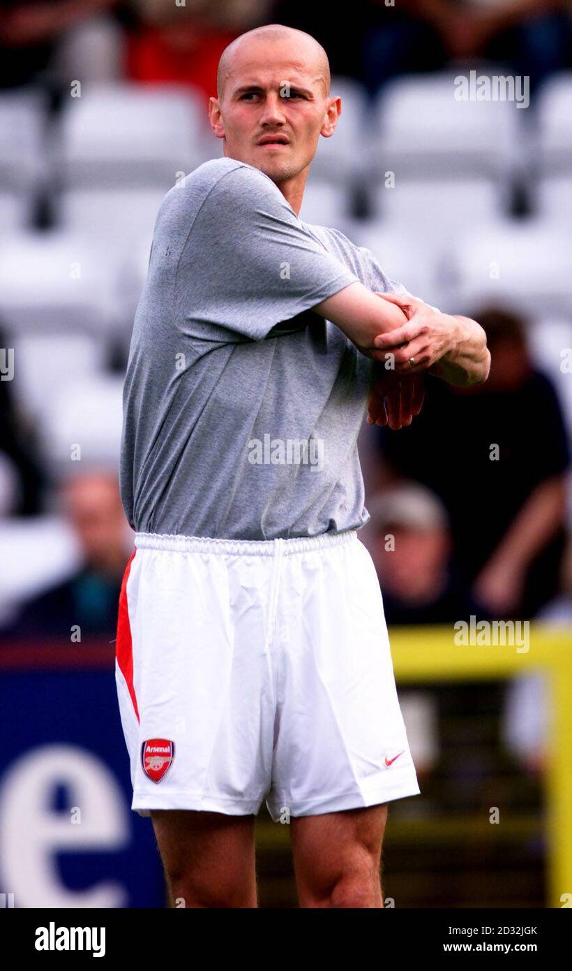 Arsenals Pascal Cygan während der Vorsaison freundlich auf Broadhall Ground, Stevenage. DIESES BILD KANN NUR IM RAHMEN EINER REDAKTIONELLEN FUNKTION VERWENDET WERDEN. KEINE WEBSITE-/INTERNETNUTZUNG, ES SEI DENN, DIE WEBSITE IST BEI DER FOOTBALL ASSOCIATION PREMIER LEAGUE REGISTRIERT. Stockfoto Arsenals Pascal Cygan während der Vorsaison freundlich auf Broadhall Ground, Stevenage. DIESES BILD KANN NUR IM RAHMEN EINER REDAKTIONELLEN FUNKTION VERWENDET WERDEN. KEINE WEBSITE-/INTERNETNUTZUNG, ES SEI DENN, DIE WEBSITE IST BEI DER FOOTBALL ASSOCIATION PREMIER LEAGUE REGISTRIERT. Stockfoto