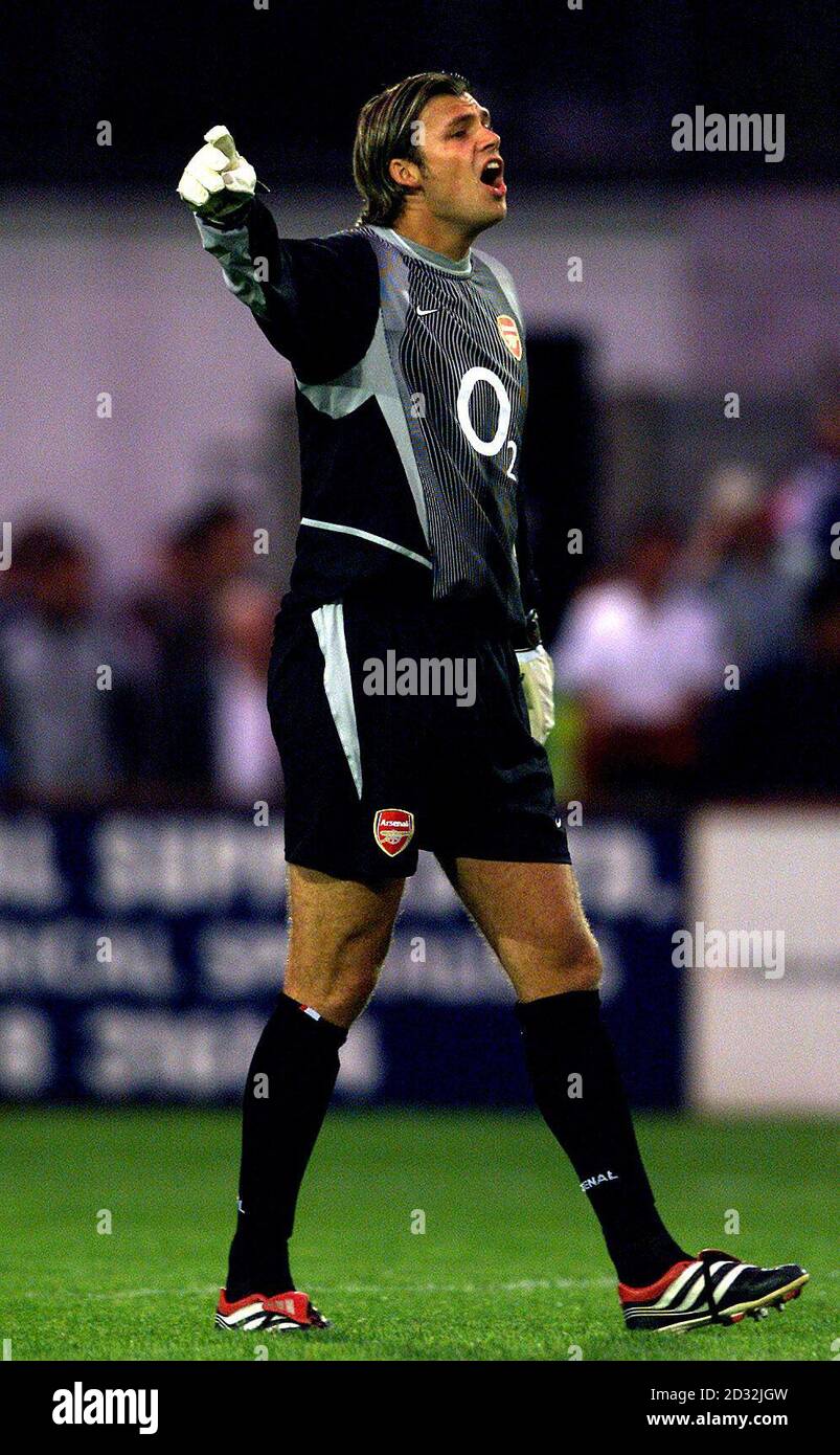 Stuart Taylor von Arsenal während der Vorsaison freundlich im Broadhall Ground, Stevenage. DIESES BILD KANN NUR IM RAHMEN EINER REDAKTIONELLEN FUNKTION VERWENDET WERDEN. KEINE WEBSITE-/INTERNETNUTZUNG, ES SEI DENN, DIE WEBSITE IST BEI DER FOOTBALL ASSOCIATION PREMIER LEAGUE REGISTRIERT. Stockfoto Stuart Taylor von Arsenal während der Vorsaison freundlich im Broadhall Ground, Stevenage. DIESES BILD KANN NUR IM RAHMEN EINER REDAKTIONELLEN FUNKTION VERWENDET WERDEN. KEINE WEBSITE-/INTERNETNUTZUNG, ES SEI DENN, DIE WEBSITE IST BEI DER FOOTBALL ASSOCIATION PREMIER LEAGUE REGISTRIERT. Stockfoto