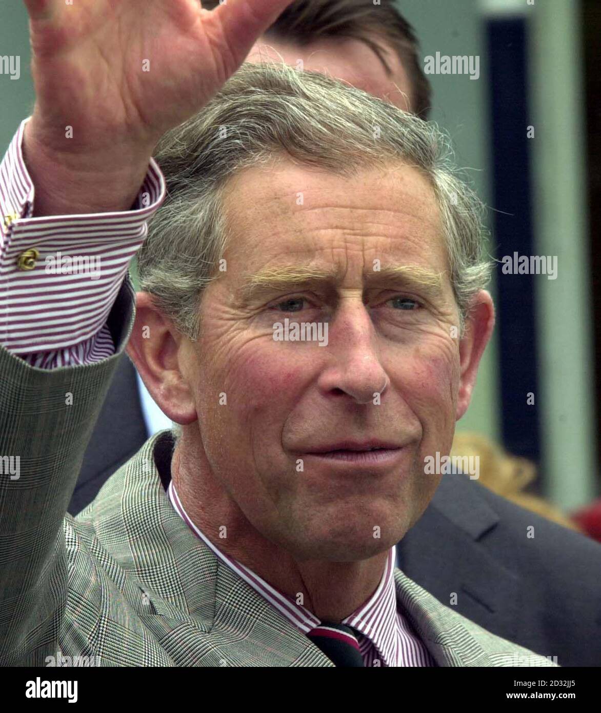 Der Prinz von Wales setzte seine traditionelle Sommertour durch Wales mit einem Besuch eines elisabethanischen Stadthauses fort. Er wurde von einer jubelnden Menge begrüßt, als er in der historischen Stadt Conway ankam, nachdem er mit dem Hubschrauber für die letzte Etappe seines dreitägigen Ausflugs eingeflogen war. * 22/11/02: Der Prinz von Wales bereist das Fürstentum auf einer Tagestour, die junge Bauern, Freiwillige und ratsführer treffen wird. Der königliche Besuch beginnt auf einer Farm in Llanvetherine, in der Nähe von Abergavenny, wo die Jungbauern Gary Yeomans und Jessica Rumsey eine 100 Milchziegen halten, nachdem sie sich in Ziegenmilch PR diversifiziert haben Stockfoto