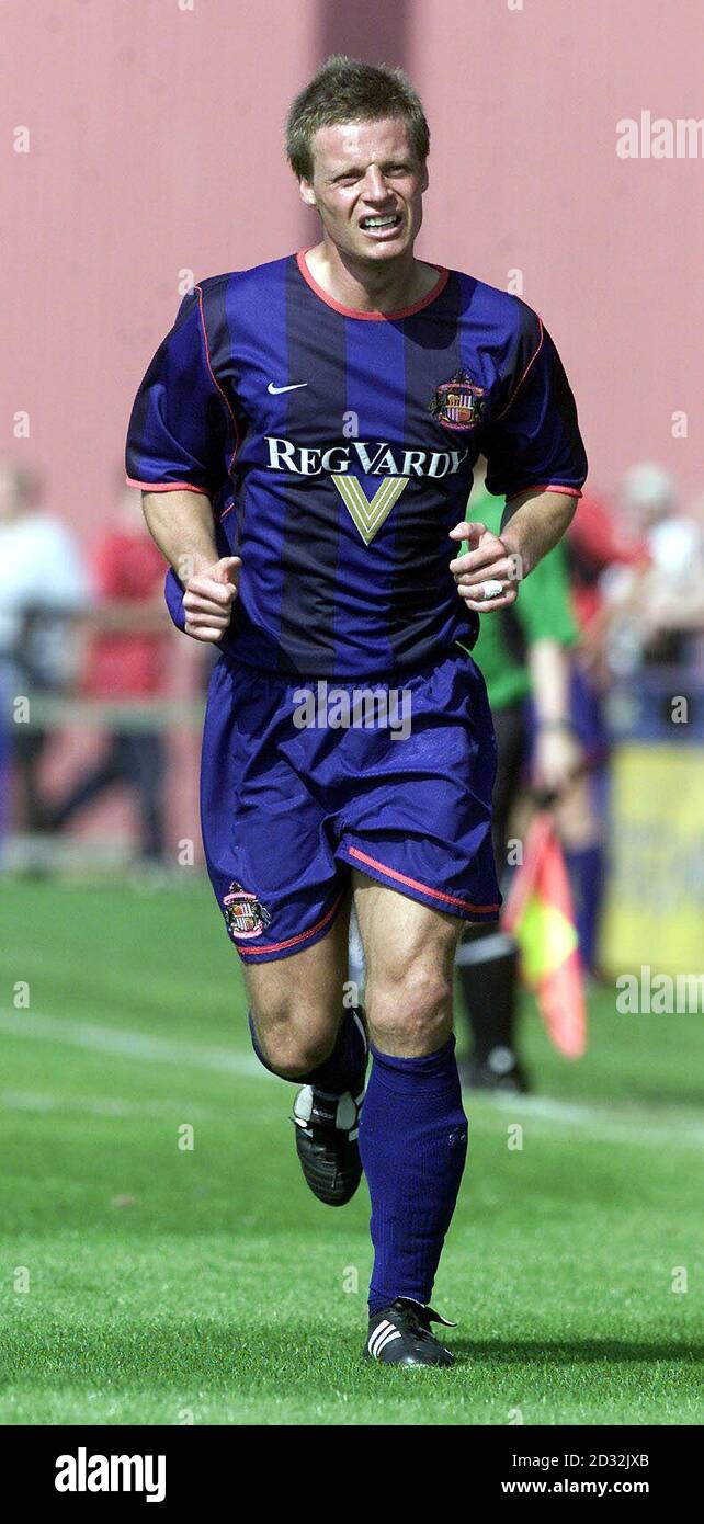 Stefan Schwarz im Einsatz für Sunderland während der Vorsaison gegen York City. DIESES BILD KANN NUR IM RAHMEN EINER REDAKTIONELLEN FUNKTION VERWENDET WERDEN. KEINE WEBSITE-/INTERNETNUTZUNG, ES SEI DENN, DIE WEBSITE IST BEI DER FOOTBALL ASSOCIATION PREMIER LEAGUE REGISTRIERT. Stockfoto