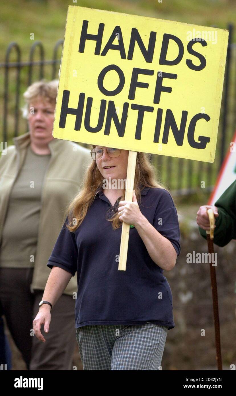 Eine Protesterin gegen die Abschaffung der Jagd trägt ein Plakat, als sie  auf die Ankunft von Tony Blair bei UCB Films in Wigton, Cumbria wartet, wo  der Premierminister ein neues Forschungs- und