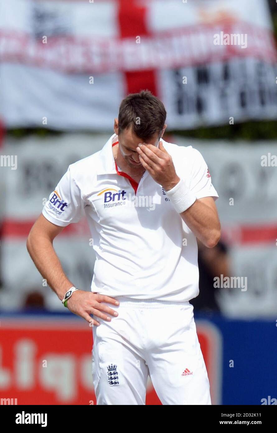 Englands James Anderson reagiert, als Jonathan Trott (nicht abgebildet) während des dritten Tages des zweiten Testmatches im Hawkins Basin Reserve, Wellington, Neuseeland, einen Fang vom neuseeländischen Bradley-John Watling (nicht abgebildet) abwirft. Stockfoto