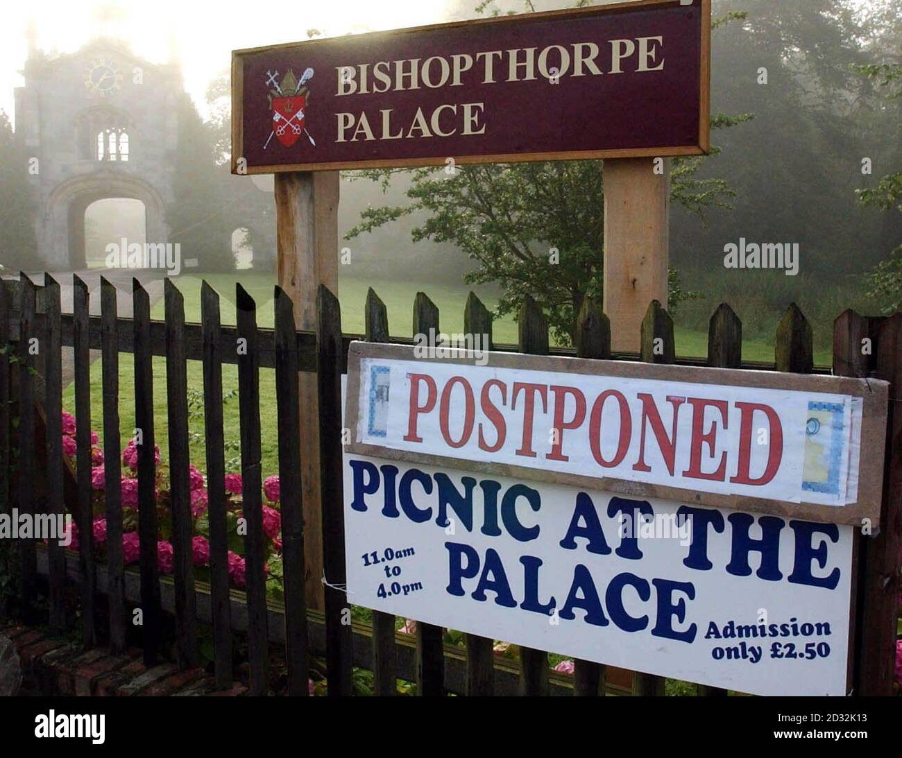 Ein Picknick im Bishopthorpe Palast wurde wegen sintflutartigen Regens verschoben. Die Bewohner von York, die an Überschwemmungen während der Wintersaison gewöhnt sind, sind jetzt auch auf dem Höhepunkt der Sommersaison stark betroffen. Stockfoto