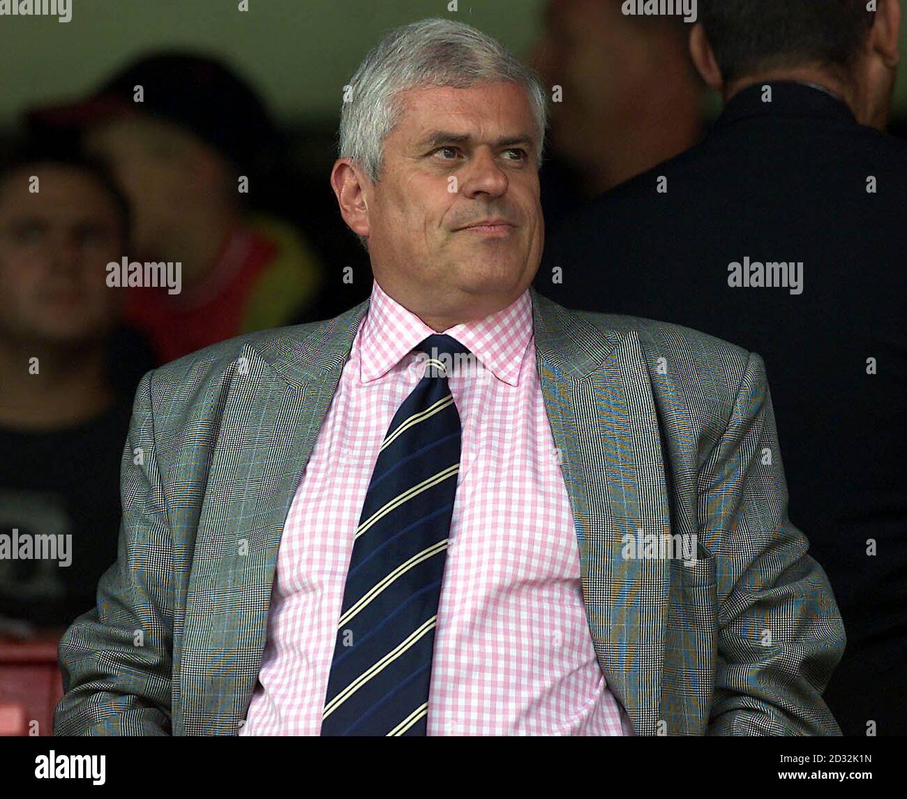 Peter Ridsdale, Vorsitzender von Leeds, schaut sich das Fußballspiel Barsley gegen Leeds an. Stockfoto