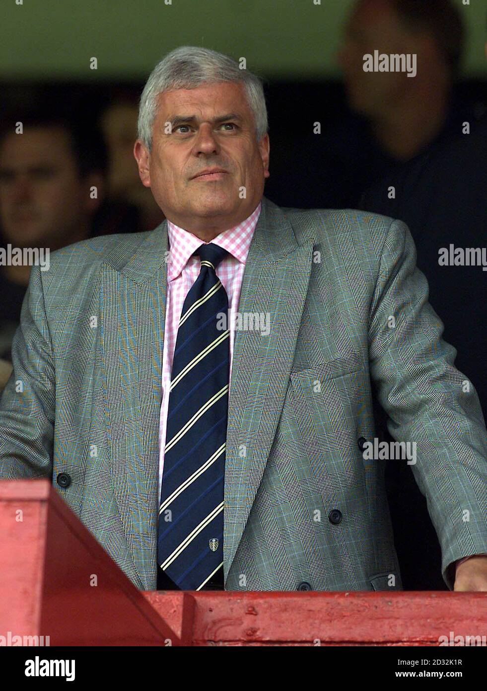 Peter Ridsdale, Vorsitzender von Leeds, schaut sich das Fußballspiel Barsley gegen Leeds an. Stockfoto