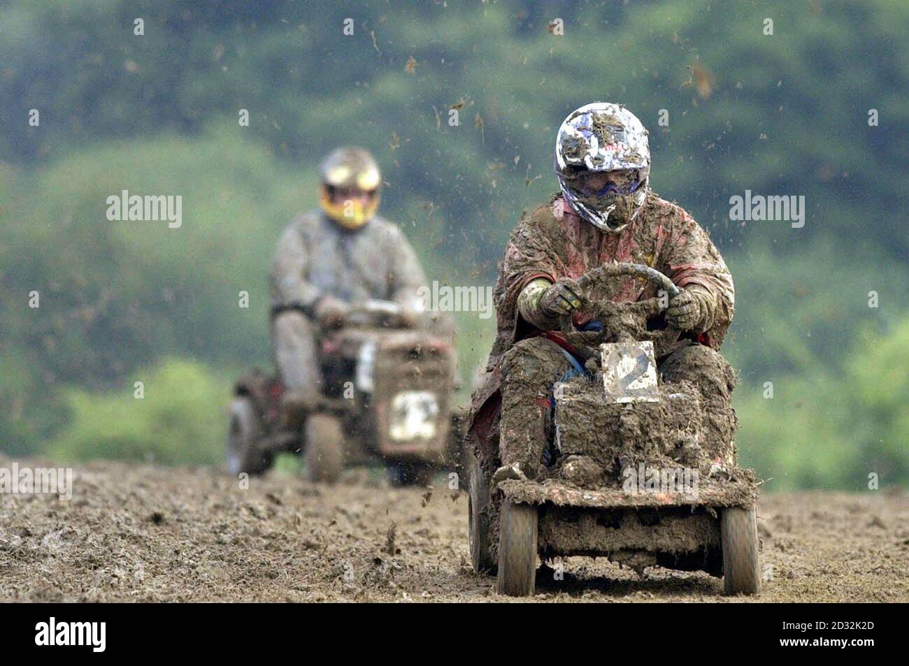 Steve Richardson (rechts) vom Team "Northerners Kick Grass" aus Holmfirth, Yorkshire, übernimmt beim 27. Jährlichen 12-Stunden-Rasenmäher-Rennen in Pulborough, West Sussex, die Führung. * das Siegerteam, zu dem Darren Whitehead und Robbie Jones gehörten, sicherte sich den Sieg, indem es die meiste Distanz über die Dauer des Rennens 190.62 Meilen zurücklegen konnte. Stockfoto