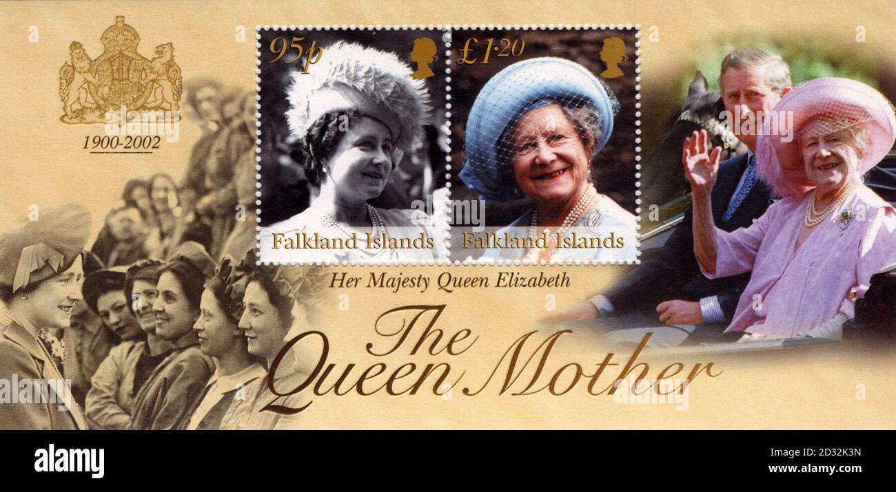 Das Detail aus einem speziellen Briefmarkenblock, der anlässlich des 102. Jahrestages der Geburt der britischen Königin Elizabeth, der Königin Mutter, herausgegeben wird, enthält eine versteckte Hommage an eine der beliebtesten Royals, die Anfang dieses Jahres gestorben ist. *..... Das Crown Agents Stamp Bureau hat im Auftrag von 17 Ländern eine Omnibus-Briefmarkenausgabe produziert - darunter 11 Überseegebiete des Vereinigten Königreichs. Und in einer scheinbar einzigen Zeile unter dem Wappen sind die winzigen Worte, die nur mit der stärksten Lupe zu sehen sind, die sagt: "Stärke, würde und Lachen" - der Begriff verwendet Stockfoto