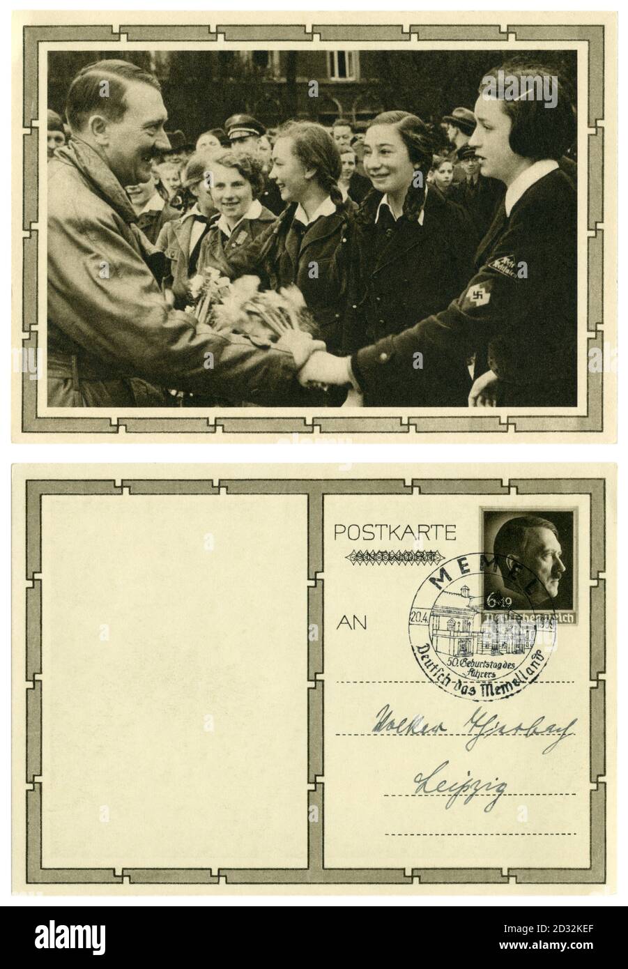 Deutsche historische Postkarte: Adolf Hitlers 50. Geburtstag. Er erhält einen Blumenstrauß von einem Mitglied des BDM (Bund Deutscher Mädchen), 1939 Stockfoto