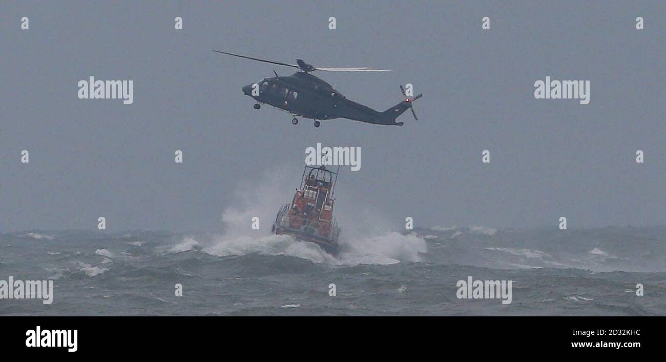 Ein Irish Air Corp Hubschrauber während einer gemeinsamen Übung in Dublin Bay mit Dun Laoghaire Rettungsboot. DRÜCKEN Sie VERBANDSFOTO. Bilddatum: Samstag, 23. März 2013. Bildnachweis sollte lauten: Niall Carson/PA Wire Stockfoto