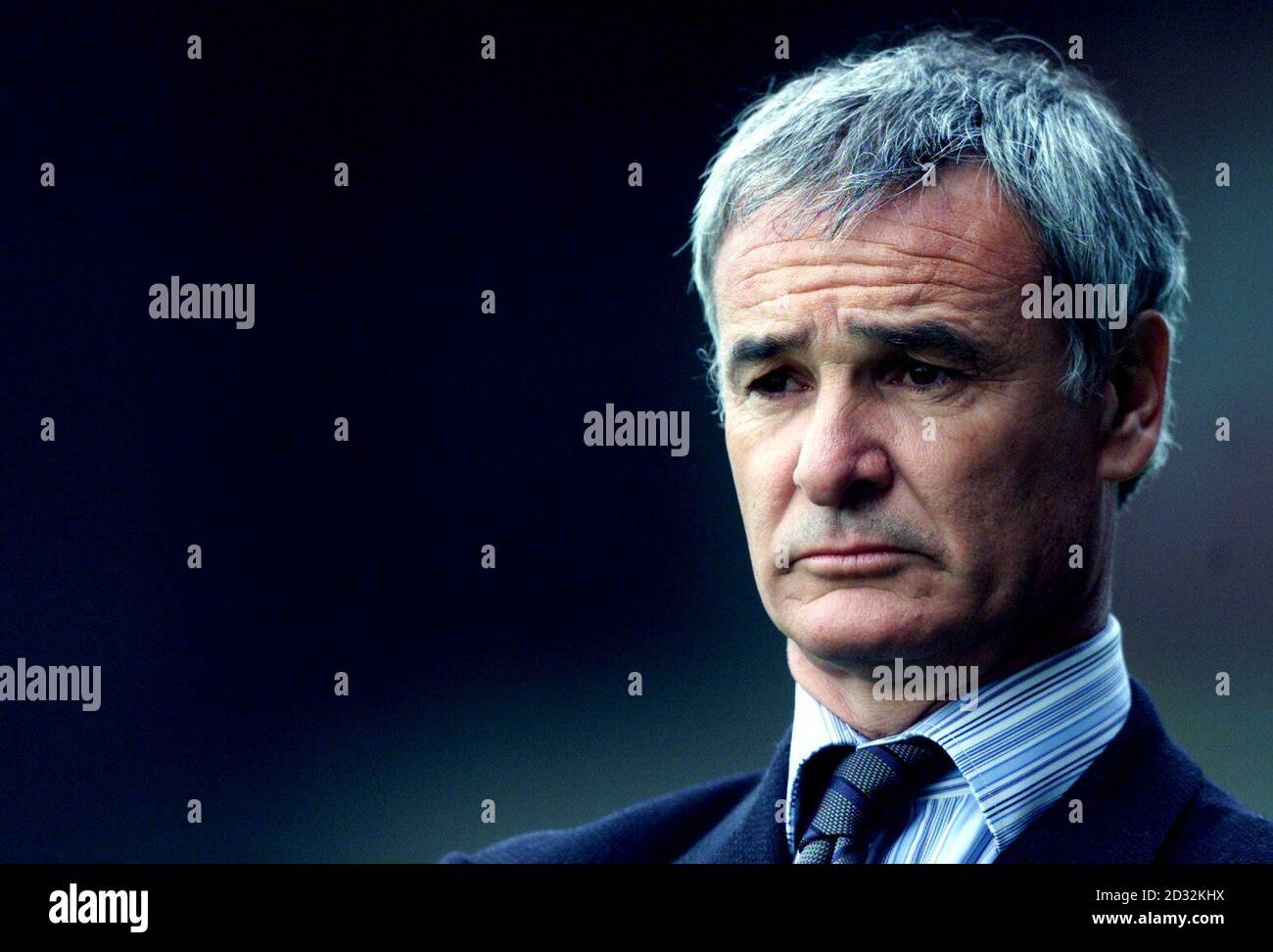 Chelsea Manager Claudio Ranieridum zur Saisonvorbereitung freundlichem Oxford United & Chelsea im Kassam Stadium, Oxford. DIESES BILD KANN NUR IM RAHMEN EINER REDAKTIONELLEN FUNKTION VERWENDET WERDEN. KEINE WEBSITE-/INTERNETNUTZUNG, ES SEI DENN, DIE WEBSITE IST BEI DER FOOTBALL ASSOCIATION PREMIER LEAGUE REGISTRIERT. Stockfoto Chelsea Manager Claudio Ranieridum zur Saisonvorbereitung freundlichem Oxford United & Chelsea im Kassam Stadium, Oxford. DIESES BILD KANN NUR IM RAHMEN EINER REDAKTIONELLEN FUNKTION VERWENDET WERDEN. KEINE WEBSITE-/INTERNETNUTZUNG, ES SEI DENN, DIE WEBSITE IST BEI DER FOOTBALL ASSOCIATION PREMIER LEAGUE REGISTRIERT. Stockfoto