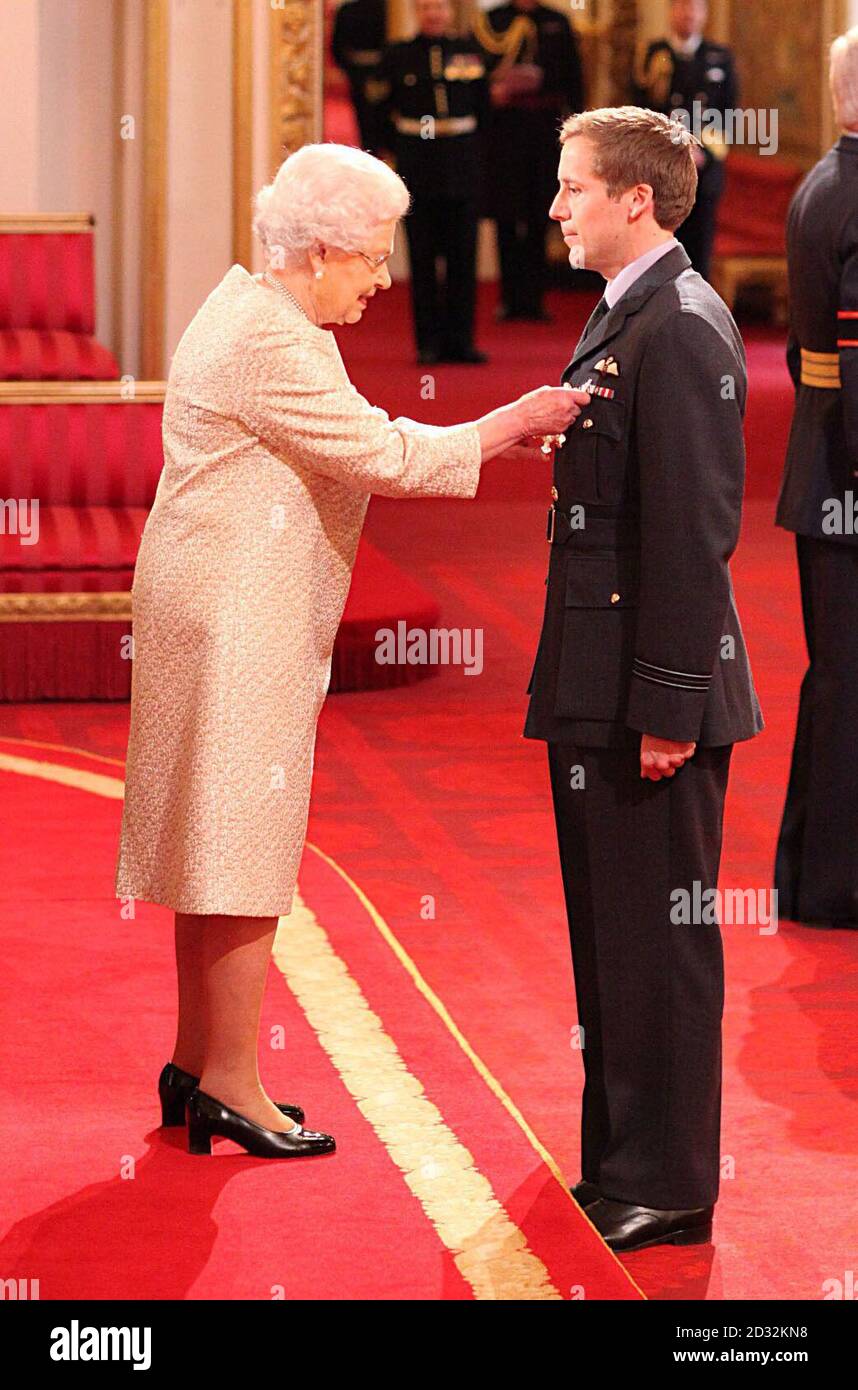 Flugleutnant Gerald Wyatt erhält das Distinguished Flying Cross von Queen Elizabeth II während einer Investiturzeremonie im Buckingham Palace im Zentrum von London. Stockfoto