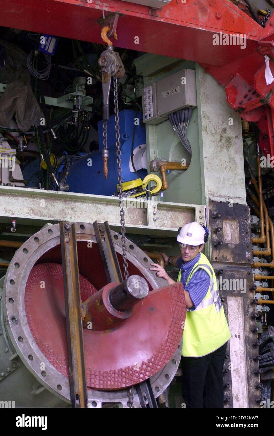 Ein Arbeiter auf dem Channel Tunnel Rail Link (CTRL) setzt die Arbeiten an "Bertha", einer der beiden Tunnelbohrmaschinen, die an der CTRL arbeiten sollen, an einem der derzeit als neuer internationaler Bahnhof in Stratford im Bau befindlichen Standorte fort. * die beiden Bohrmaschinen werden auf der 17,5 km langen Strecke von Stratford nach St. Pancras im Zentrum von London mit den Arbeiten beginnen, Berthas Schwester "Annie" beginnt heute, während "Bertha" inzwischen weitere sechs Wochen warten muss, bevor es losgeht. Stockfoto