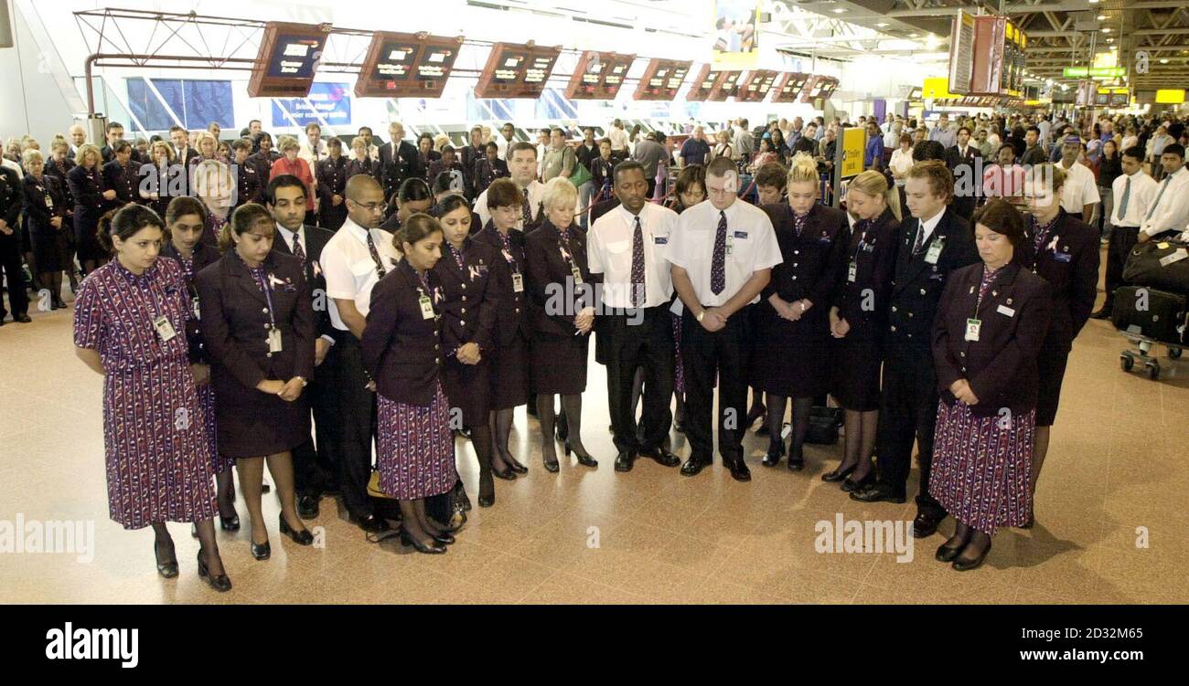 Mitarbeiter von British Airways am Flughafen Heathrow beobachten die Schweigeminute im Terminal 4, um an die Toten bei Terroranschlägen auf New York, Washington und Pennsylvania zu erinnern. * anderswo nahmen der Prinz von Wales, Prinz Harry, der Premierminister und andere VIPs an einem Gedenkgottesdienst in der St. Paul's Cathedral Teil. Stockfoto