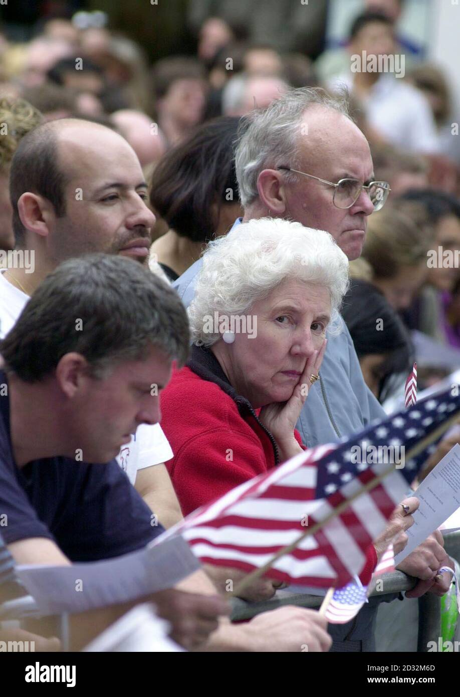 Vor der St. Paul's Cathedral in der City of London versammelt sich eine Menschenmenge. Weiße Rosenblätter, die diejenigen darstellen, die bei Terroranschlägen auf New York, Washington und Pennsylvania ums Leben kamen, wurden aus der Whispering Gallery der St. Paul's Cathedral entlassen. * während des Dienstes des Gedenkens und Gedenkens. Danach trafen Prinz von Wales und Prinz Harry Verwandte der 67 britischen Opfer. Stockfoto