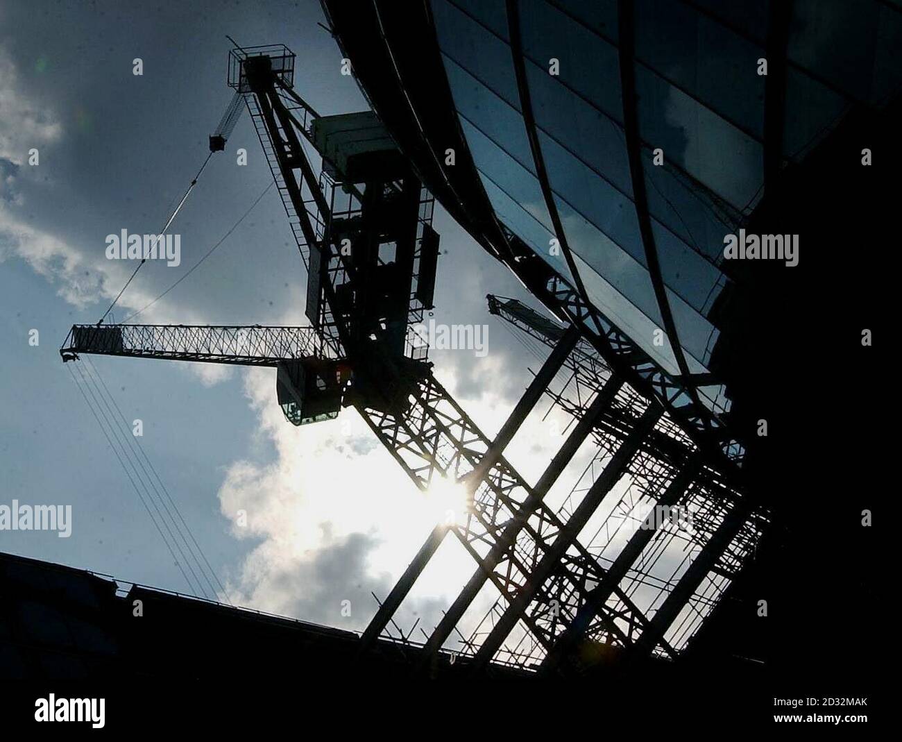 Ein Kran ist silhouetted, wie es auf einer Baustelle in der City of London Anfang September 2002 funktioniert. * Neue Gebäude und Sanierung - sowohl für Bewohner und Geschäftsleute - erstreckt sich von Paddington Basin im Westen zu Canary Wharf im Osten, bedeuten eine ständig wechselnde Skyline in der Hauptstadt. Stockfoto