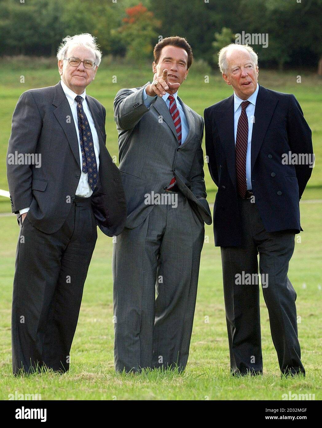 Warren Buffett (links) und Arnold Schwarzenegger werden von Lord Rothschild (rechts) empfangen, als sie im Waddesdon Manor in der Nähe von Aylesbury (35 Meilen nordwestlich von London) ankommen, um eine Konferenz europäischer Wirtschaftsführer zu veranstalten, die von NetJets organisiert wird. * ... die einen Teil des Eigentums an privaten Geschäftsjets verkauft und sich im Besitz der Holdings-Gesellschaft von Mr Buffett, der Firma von Herrn Buffett, der Firma von Herrn Bukshire Hathaway Inc., befindet. Herr Buffett, der zweitreichste Unternehmer der USA, wurde mit potenziellen Investoren in Verbindung gebracht, die den in Schwierigkeiten geratenen Atomkonzern British Energy kaufen möchten. Im Besitz von zwei britischen Stromverteilungsunternehmen, Northern, ist die Firma „The British Electricity Distribution Companies“, „The Stockfoto