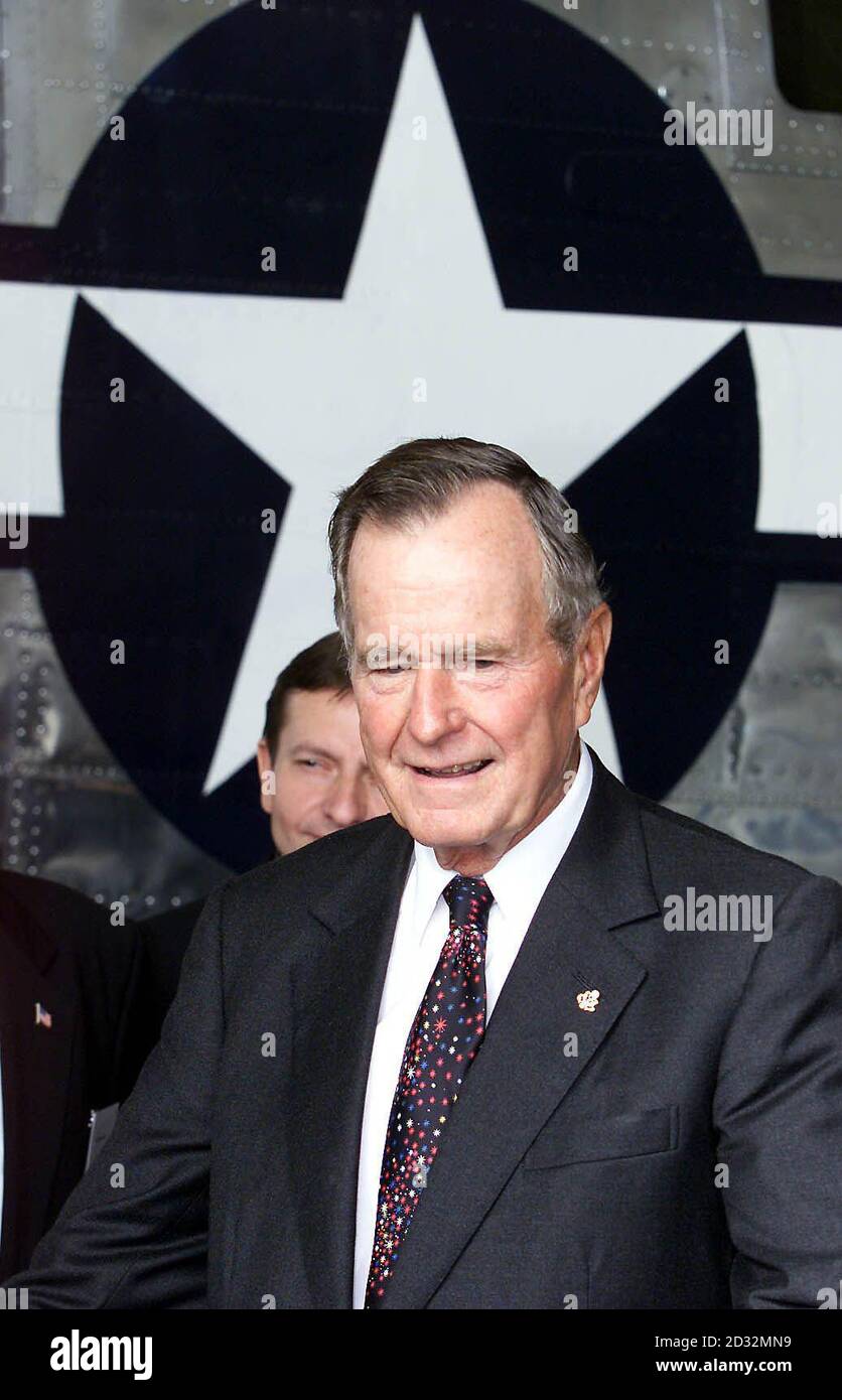 Der ehemalige US-Präsident George Bush bei der Wiederweihungszeremonie des American Air Museum of Great Britain im Imperial war Museum Duxford, Cambridgeshire. * das American Air Museum, das von Lord Foster entworfen und im August 1997 von Ihrer Majestät der Königin eröffnet wurde, beherbergt die feinste Sammlung historischer amerikanischer Kampfflugzeuge außerhalb der Vereinigten Staaten. Das Gebäude steht als Denkmal für die 30,000 US-Flieger, die während des Zweiten Weltkriegs von britischen Stützpunkten wie Duxford aus ihr Leben ließen. Die Wiederweihungszeremonie fand in Anwesenheit von etwa 2,000 amerikanischen Veteranen statt Stockfoto