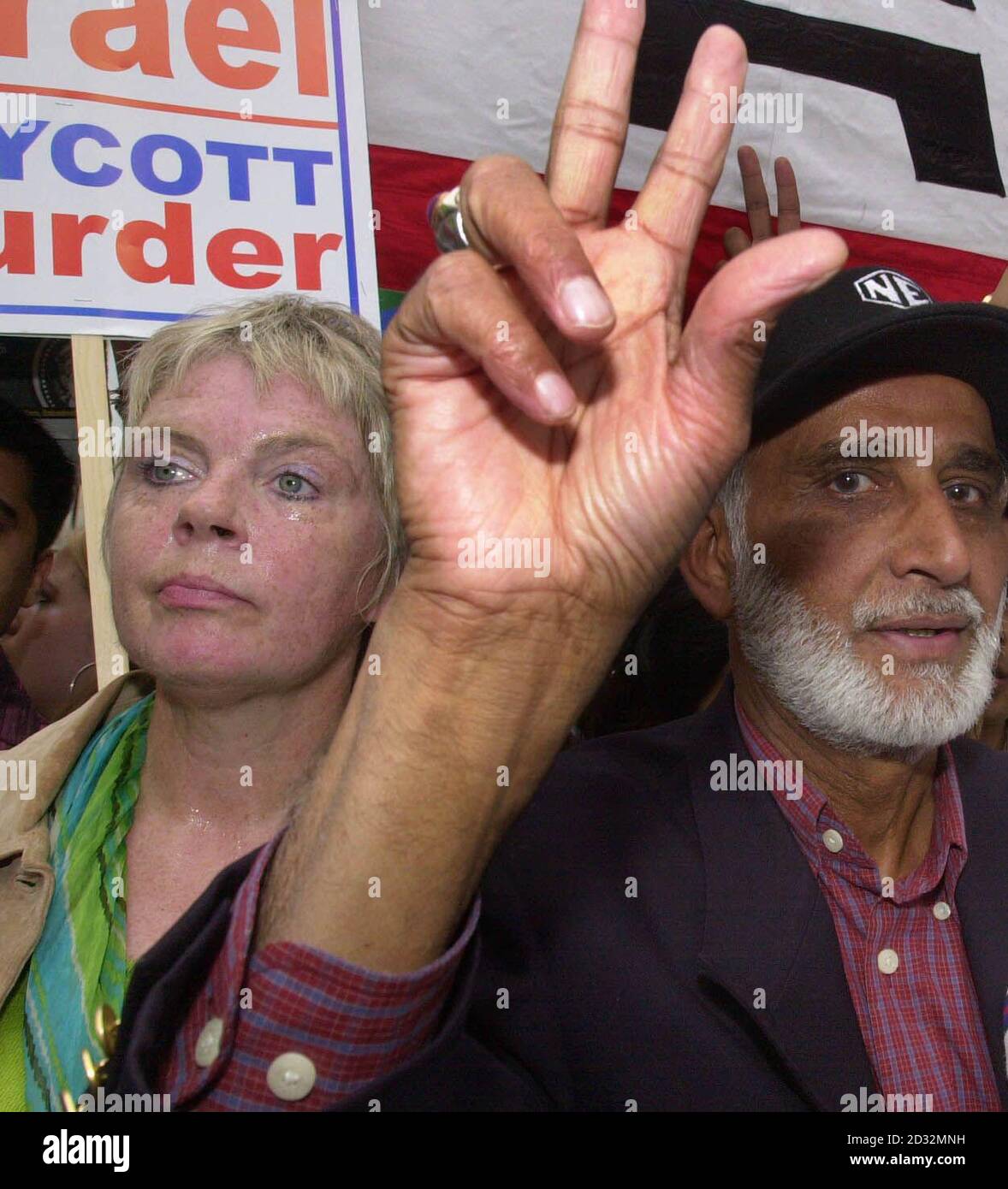 Der Stop the war Coalition marsch in Embankment, Zentral-London. Die Demonstranten lehnen die von US-Präsident George Bush und dem britischen Premierminister Tony Blair vorgeschlagene Militäraktion gegen den Irak ab. Stockfoto