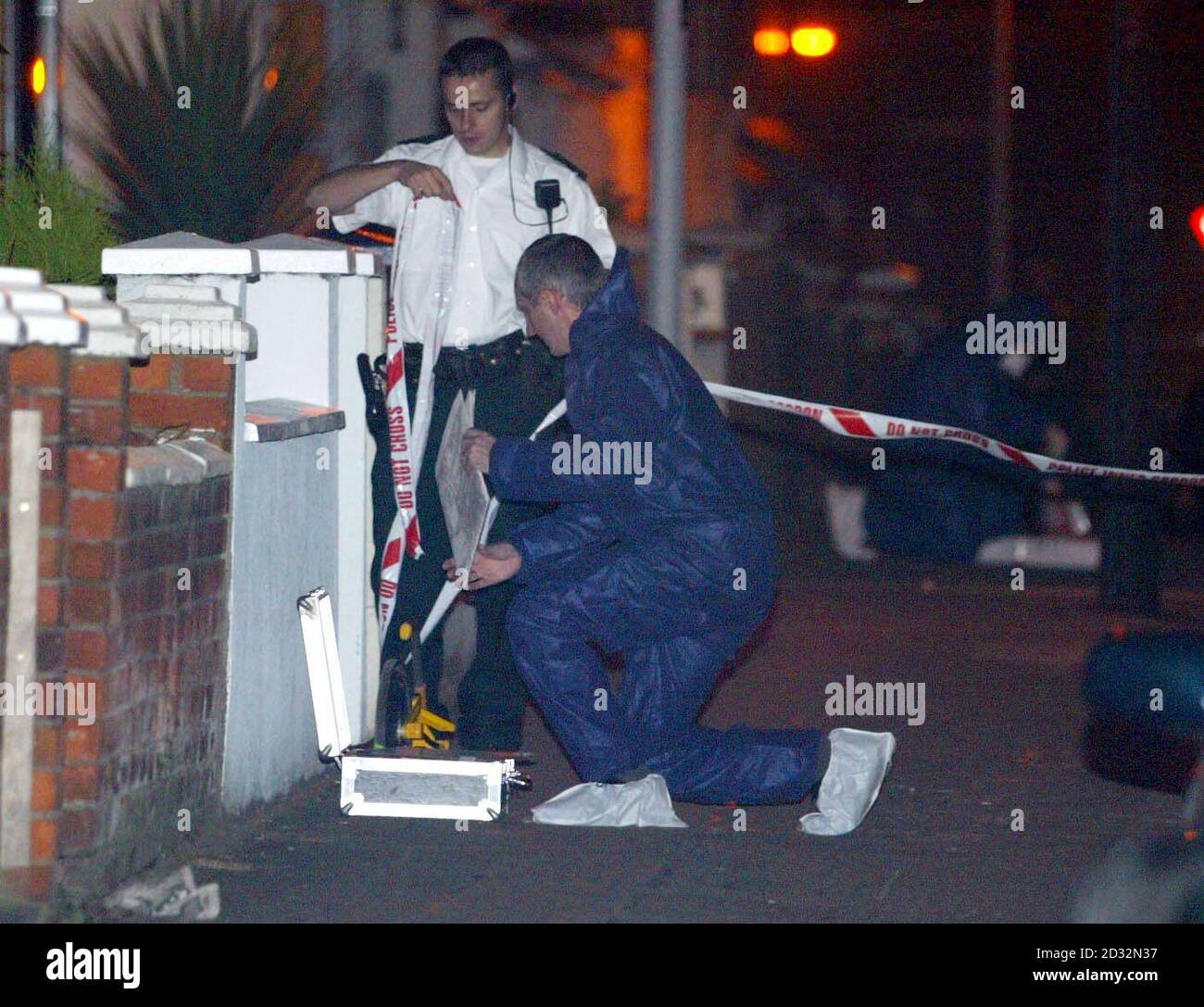 Forensik arbeitet am Drehort in East Belfast. In Belfast wurde ein Mann erschossen und schwer verletzt, inmitten der Befürchtungen, dass eine grausame loyalistische paramilitärische Fehde außer Kontrolle Gerät. *...das Opfer, das vermutlich um die 20 Jahre ist, wurde bei einem Schussangriff in der Euston Street, abseits der Woodstock Road im Osten der Stadt kurz vor 21 Uhr in den Kopf getroffen. Er wurde in das Royal Victoria Hospital gebracht, wo eine Sprecherin sagte, es sei zu früh, um zu sagen, wie schlimm seine Verletzungen seien. Stockfoto