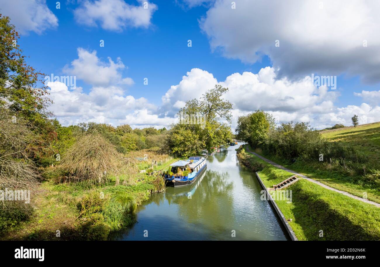 Narrowboat liegt am Ufer des Bruce Branch of the Kennet and Avon Canal in Great Bedwyn, einem Dorf im Osten von Wiltshire, Südengland Stockfoto