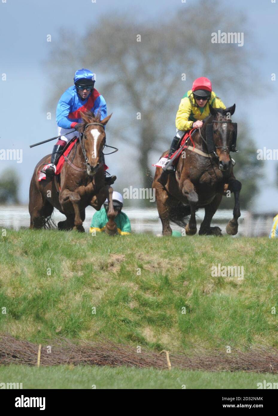 Sizing Australia von Jockey Andrew Lynch (rechts) auf dem Weg zum Sieg im irischen Feld Steeplechase während des AES Festival Family Day des 2013 Festivals in Punchestown Racecourse, Co Kildare, Irland. Stockfoto