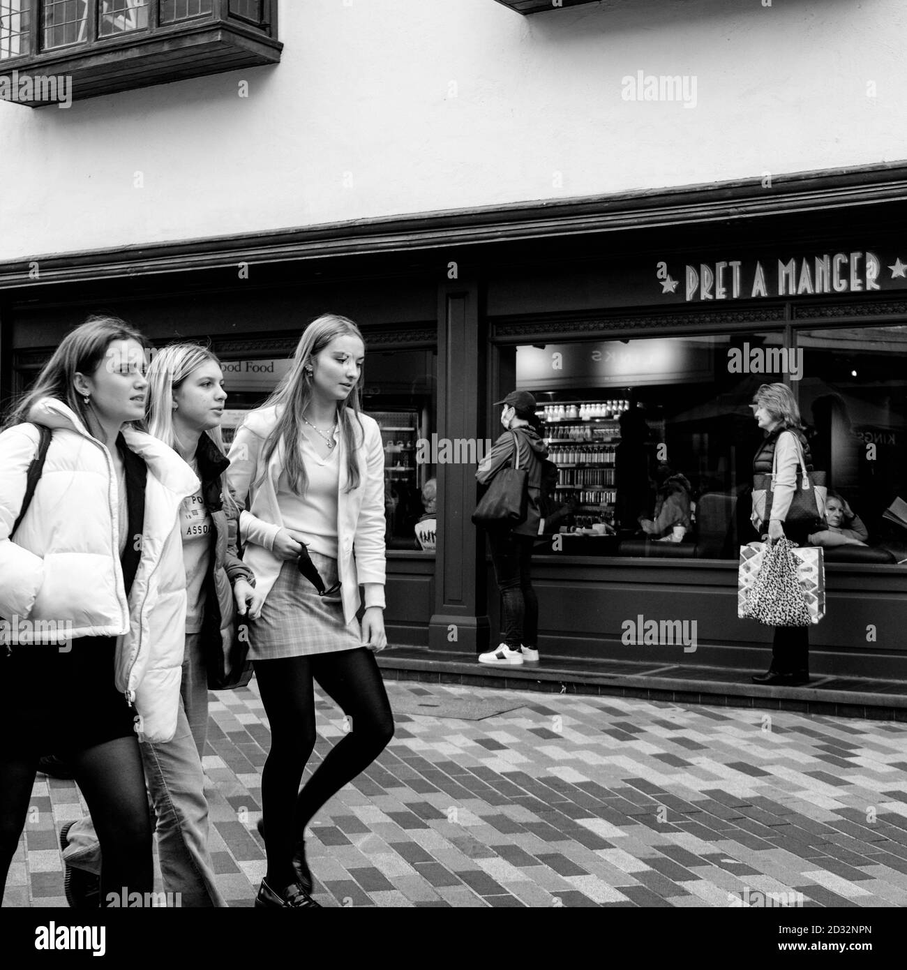 London, Großbritannien, 06 2020. Oktober, drei junge Mädchen, die während der COVID-19 an Pret A Manger Coffee Shop vorbeigehen Stockfoto