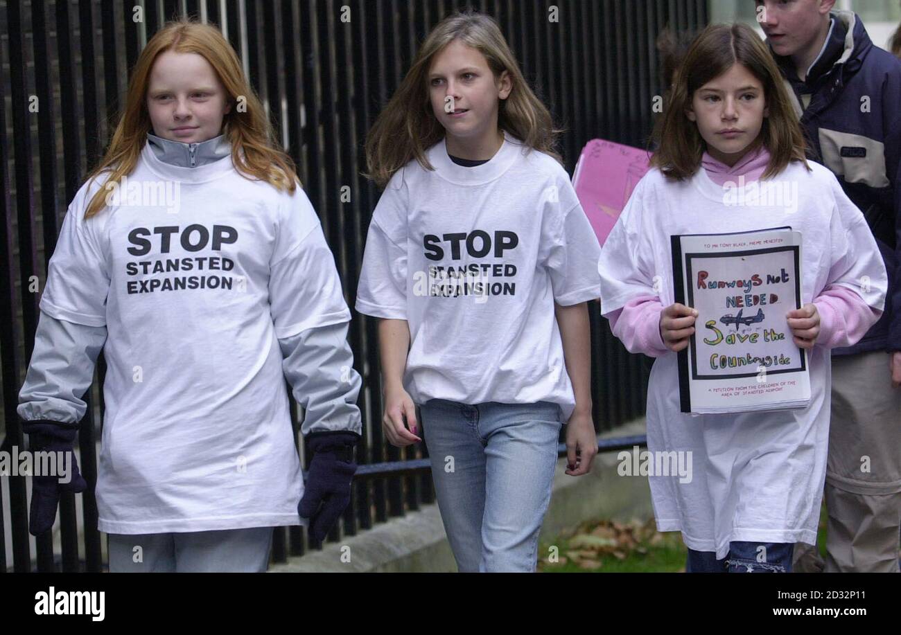 Schulmädchen (von links) Charlotte Stevens aus Great Easton, Sophie Fry aus Thaxted und Posy Rallye-Mason aus Great Easton überreichen eine Petition an die Downing Street Nr. 10, gegen die weitere Erweiterung des Stansted Airport. * Fast 200 Kinder nahmen an einem Protestmarsch in London gegen Vorschläge zur Erweiterung des Flughafens Teil.die Kinder übergaben eine Sammlung von Fotografien von Dörfern, Landschaften und Sehenswürdigkeiten, von denen die Demonstranten behaupten, dass sie verschwinden oder von irgendwelchen Neuentwicklungen überfallen werden. Stockfoto