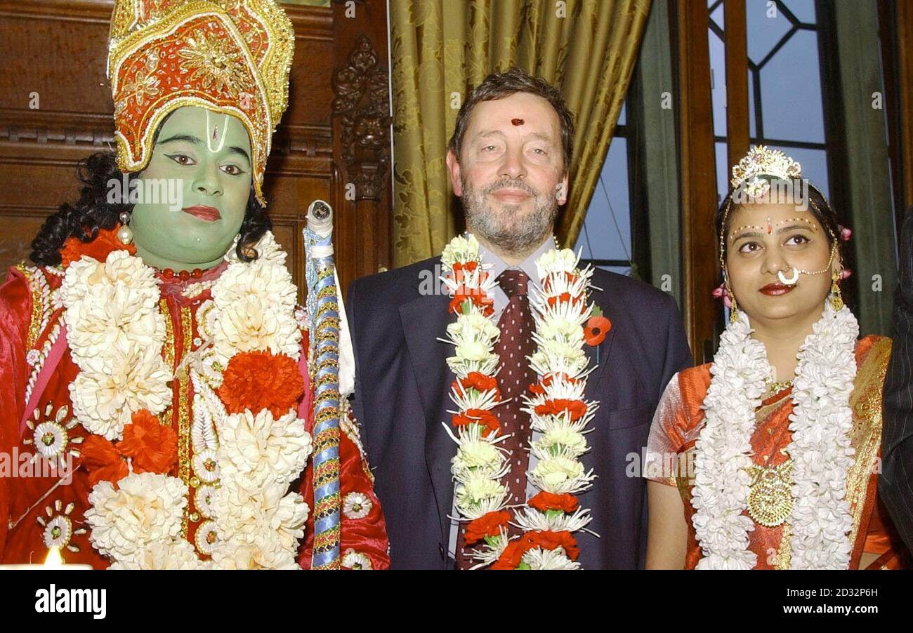 David Blunkett, der Innenminister, trägt eine Blumengirlande, während er mit Lord Rama (Rajiv Nath) und Queen Sita (Kavita Nath, seine wahre Frau) auf der Hindu-Diwali-Party im Unterhaus steht. * Blunkett schloss sich mehr als 100 Abgeordneten aller Parteien der ersten Diwali-Partei des parlaments an. Diwali ist ein hinduistisches Fest, das die Rückkehr des Herrn Rama feiert, nachdem er die bösen Mächte von Ravana zerstört hat. Stockfoto