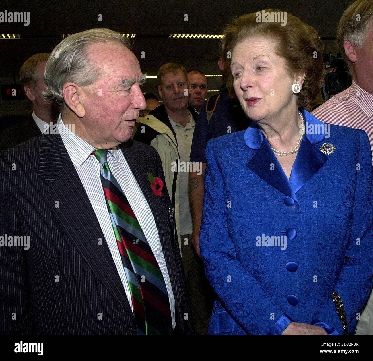 Die ehemalige Premierministerin Lady Thatcher mit Sir Rex Hunt, der Gouverneur der Falklandinseln war, als sie von Argentinien überfallen wurden *, traf am Flughafen Gatwick auf 200 Veteranen der Kampagne, die zum 20. Jahrestag der Befreiung der Inseln zurückkehren. Der Duke of York, der während des Krieges Hubschrauberpilot war, wird auch für den Remembrance Day-Dienst auf den Inseln sein. Stockfoto
