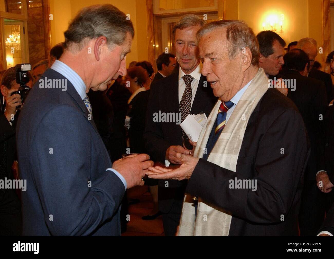 Der Prinz von Wales chattet mit dem italienischen Regisseur Gianfranco Zeffirelli in der Residenz des britischen Botschafters während eines Empfangs in Rom. Stockfoto
