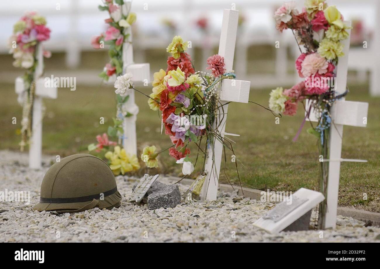 Das Grab des argentinischen Soldaten Eusebio Antonio Aguilar mit seinem Helm auf dem argentinischen Friedhof auf der East Falkland Island, das der Herzog von York besuchte, um an die Soldaten zu erinnern, die vor 20 Jahren nach dem Einmarsch auf den Südatlantischen Inseln getötet wurden. * die dann von britischen Streitkräften befreit wurden, in denen der Herzog als Hubschrauber-Pilot der Royal Navy diente. Stockfoto