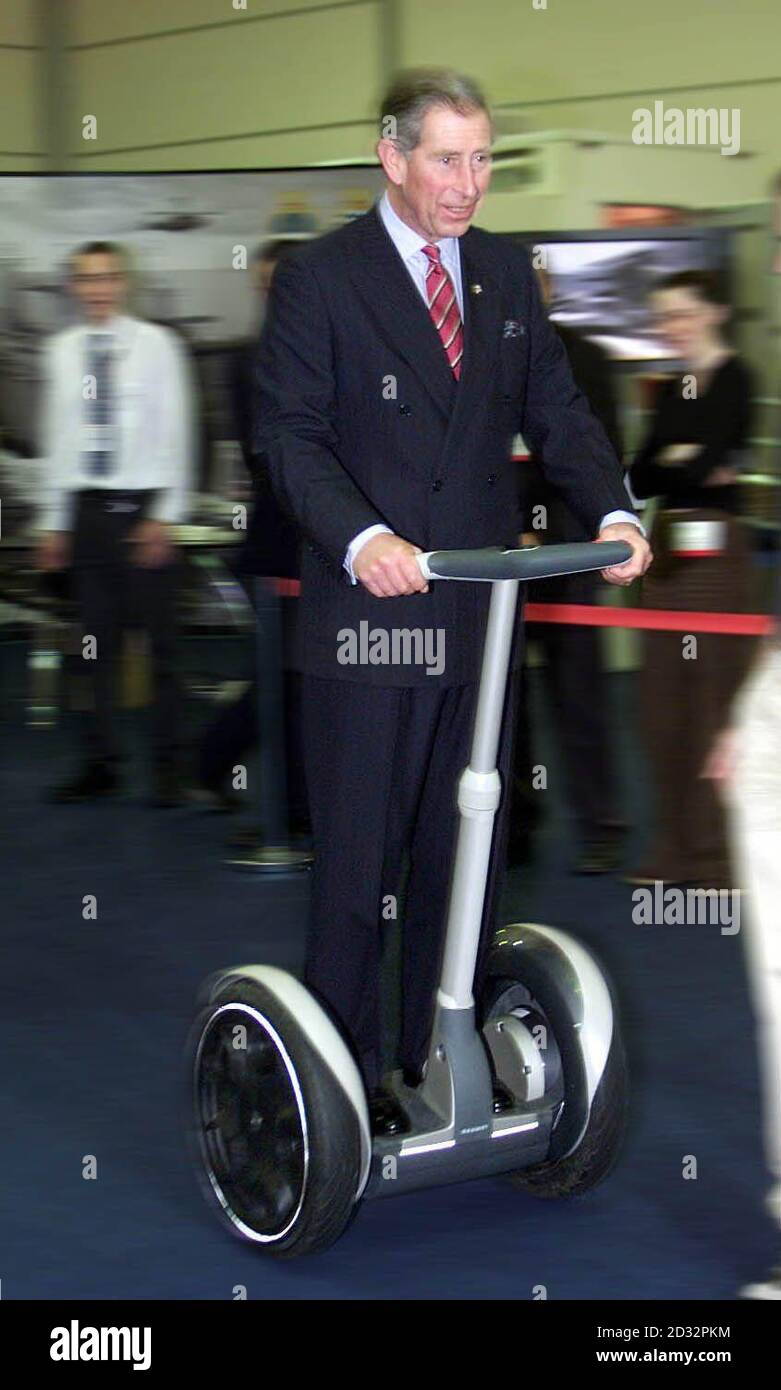 Prinz Charles, der Prinz von Wales besucht SkillCity in Salford Quays, Greater Manchester und macht eine Fahrt auf einem Gyrocycle. SkillCity bietet jungen Menschen die Aussicht auf neue Fähigkeiten, um Stellenangebote zu besetzen, die derzeit in Großbritannien angeboten werden. Stockfoto