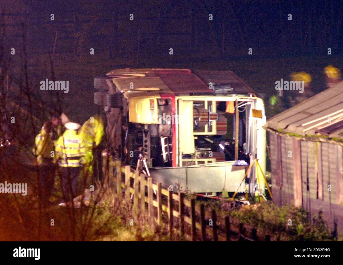 Crashszene auf der M25 Autobahn zwischen den Kreuzungen 15-16 in der Nähe von Slough, West London. Mindestens fünf Menschen wurden nach dem Aussteigen eines 57-Sitzer-Reisebusses von der Fahrbahn und dem Umkippen von der Straße gefürchtet und 35 verletzt. *090403*die Crashszene auf der Autobahn zwischen den Kreuzungen 15-16 bei Slough, West London. Es wurde eine Untersuchung über den Tod von sechs Tagesausflüglern durchgeführt, die bei einem Unfall ihres Reisebusses bei der Rückkehr aus Frankreich ums Leben kamen. Die Opfer waren in einer Partei, die nach Evesham, Worcestershire, zurückkehrte, als das Fahrzeug am 16. November auf der M25 in der Nähe von Iver, Buckinghamshire, umkippte Stockfoto