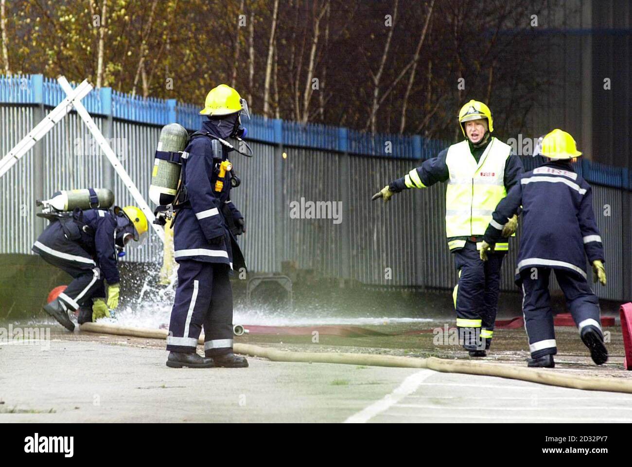 Streikende Feuerwehrleute aus Willenhall, die ihre Streikposten brachen, um am ersten Tag des Streiks der nationalen Feuerwehrleute in West Bromwich an einem massiven Brand in einer stillvollen Kunststofffabrik teilzunehmen, helfen am Ort des Vorfalls. Stockfoto
