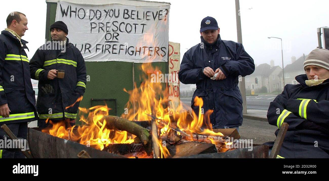 Feuerwehrleute zeigen Banner auf ihren Streikposten in der Bramley Fire Station in Leeds, als sie den dritten Tag des achttägigen nationalen Streiks beginnen. Die Bemühungen zur Lösung des Lohnstreits wurden fortgesetzt. Stockfoto