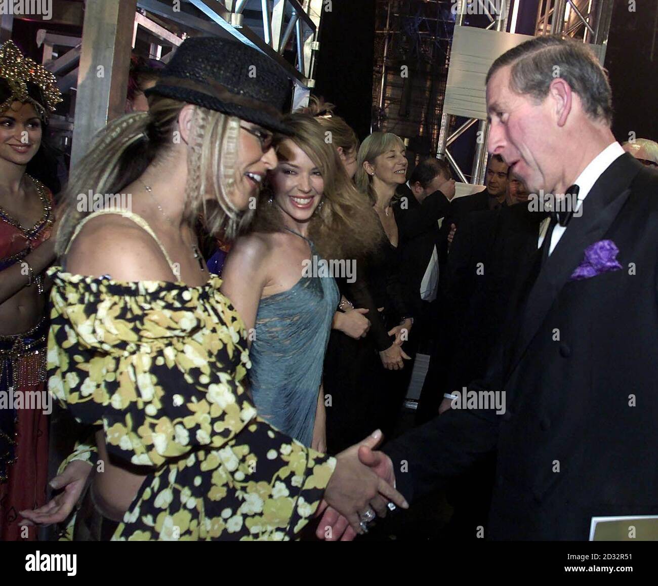 Der Prinz von Wales trifft die Sänger Anastacia (links) und Kylie Minogue (Mitte) nach der Royal Variety Performance im Apollo Theater. * die Charity-Show zeigte einige der größten Namen in Pop, Bühne und Unterhaltung, darunter die Chart-Diven Kylie und Shania Twain sowie Pop Idols will Young und Gareth Gates. Stockfoto