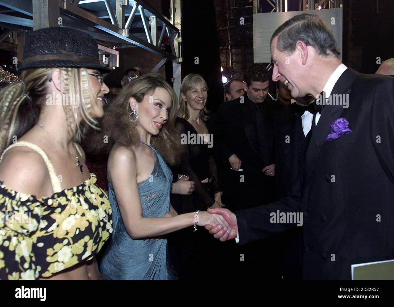 Der Prinz von Wales trifft die Sänger Kylie Minogue (Mitte) und Anastacia (links) nach der Royal Variety Performance im Apollo Theatre. Die Charity-Show zeigte einige der größten Namen in Pop, Bühne und Unterhaltung. * ...including Chartdiven Kylie und Shania Twain sowie Pop Idols will Young und Gareth Gates. Stockfoto