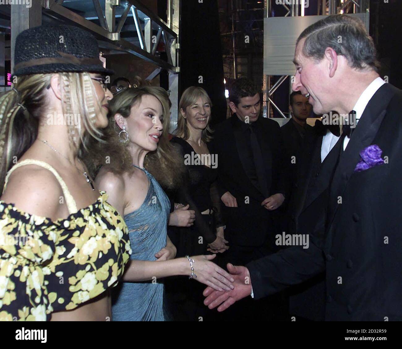 Der Prinz von Wales trifft die Sänger Kylie Minogue (Mitte) und Anastacia (links) nach der Royal Variety Performance im Apollo Theater. Die Charity Show zeigte einige der größten Namen in Pop, Bühne und Unterhaltung. * ...including Chartdiven Kylie und Shania Twain sowie Pop Idols will Young und Gareth Gates. Stockfoto