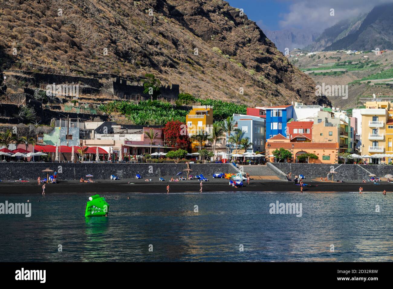 Tazacorte, Kanarische Inseln/Spanien; September 11 2018: Tazacorte vulkanischer schwarzer Sandstrand Stadtbild, La Palma, Kanarische Inseln, Spanien Stockfoto