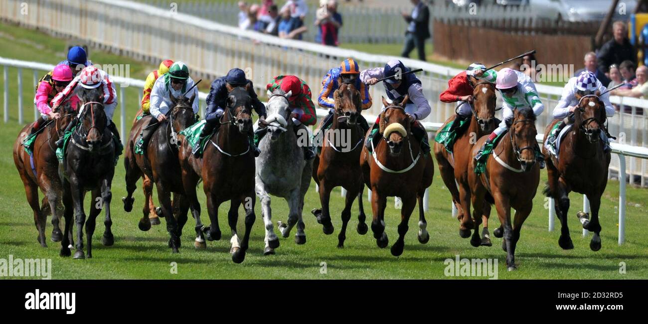 Hitchens geritten von Johnny Murtagh (zweiter rechts) gewinnt die Weatherbys Ireland Greenland Stakes während des Tattersalls Irish 2000 Guineas Day auf der Curragh Racecourse, County Kildare. Stockfoto