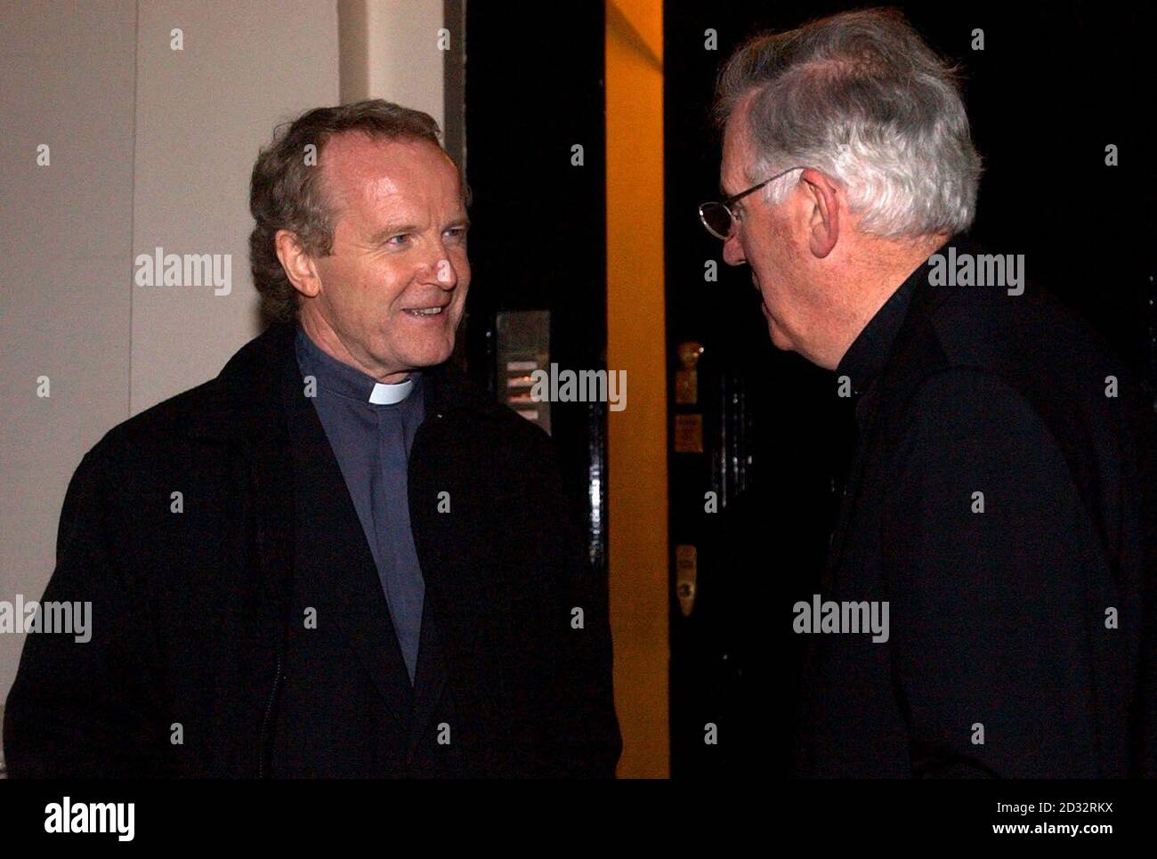 Kardinal Cormac Murphy O'Connor, Erzbischof von Westminster und Leiter der katholischen Kirche in England und Wales (rechts), kommt mit Kieran Conroy, dem Bischof von Arundel und Brighton, im Catholic Bishops' Conference Centre in London an. * Sie waren bei einer Pressekonferenz erschienen, um detaillierte Fragen zu den Vorwürfen zu beantworten, die auf die frühen 1990er Jahre zurückgehen, nämlich Kindesmissbrauch durch Priester in Arundel und Brighton, die auf die Mitte der 1990er Jahre zurückgehen, als der Kardinal Bischof der Diözese war. Stockfoto