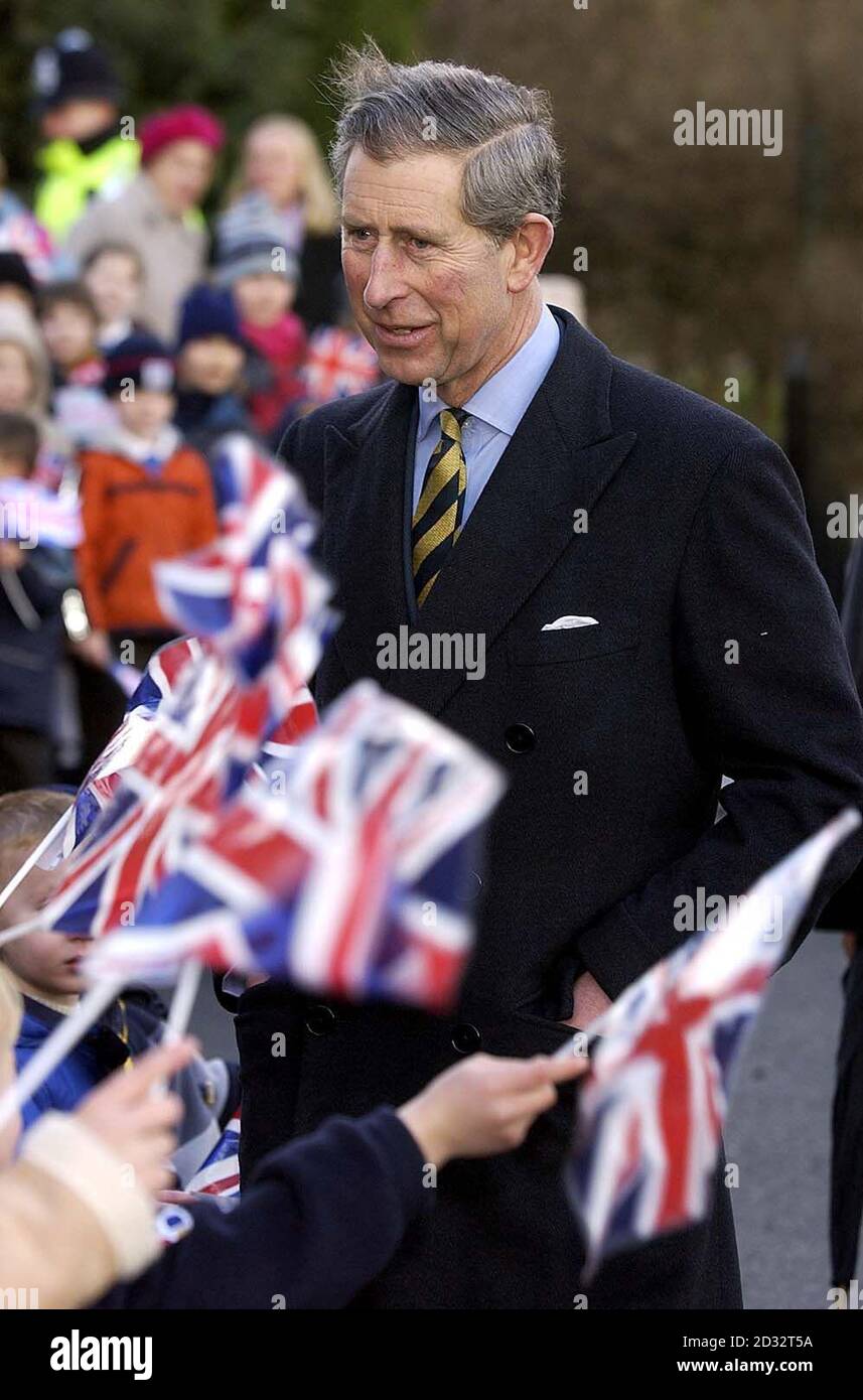 Etwa 200 Dorfbewohner und Schulkinder aus zwei örtlichen Grundschulen begrüßen HRS Prinz Charles, als er mit dem Bus vom nahe gelegenen Clitheroe nach Chipping kommt. Die meisten winkten Gewerkschaftsflaggen, aber andere hielten auch Plakate drängen Prinz Charles auf die Jagd zu führen. Stockfoto