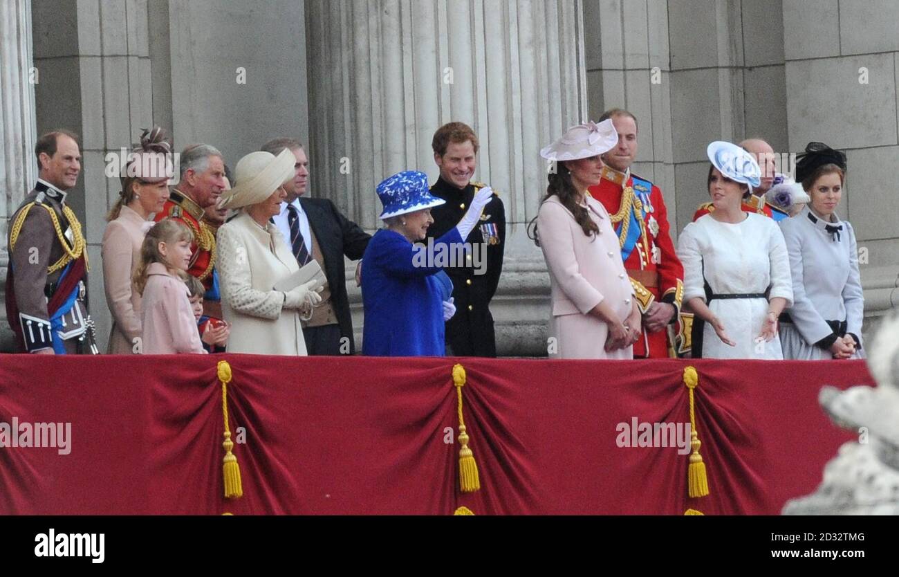 Der Graf von Wessex, Gräfin von Wessex, Lady Louise Spencer, Viscount Severn, Prince of Wales, Princess Royal (teilweise verdeckt), Duchess of Cornwall, Duke of York, Queen Elizabeth II, Prince Harry, Duchess of Cambridge, Duke of Cambridge, Princess Eugenie, Herzog von Kent und Prinzessin Beatrice versammeln sich auf dem Balkon des Buckingham Palace, London, um einen Flug von Militärflugzeugen nach Trooping the Color zu beobachten. Stockfoto